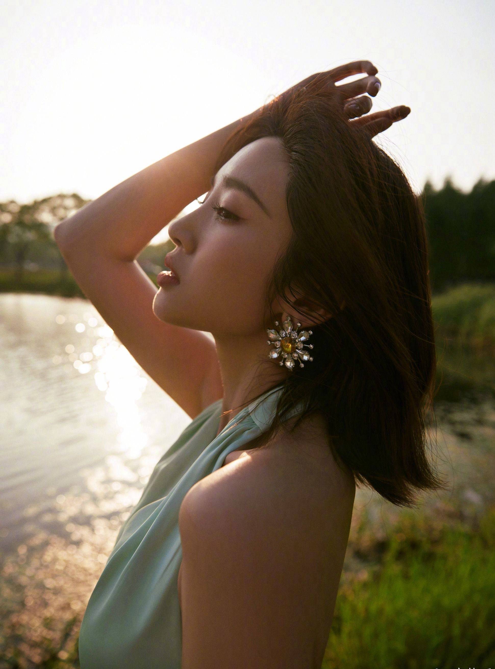 唐艺昕草绿连衣裙性感写真