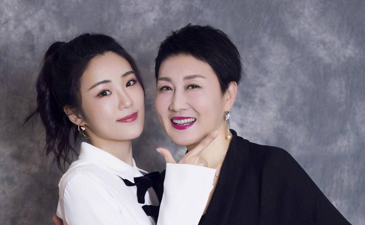 颜值非常高,像极了母亲张凯丽.张可盈不仅长得美,而且还是一个学霸.