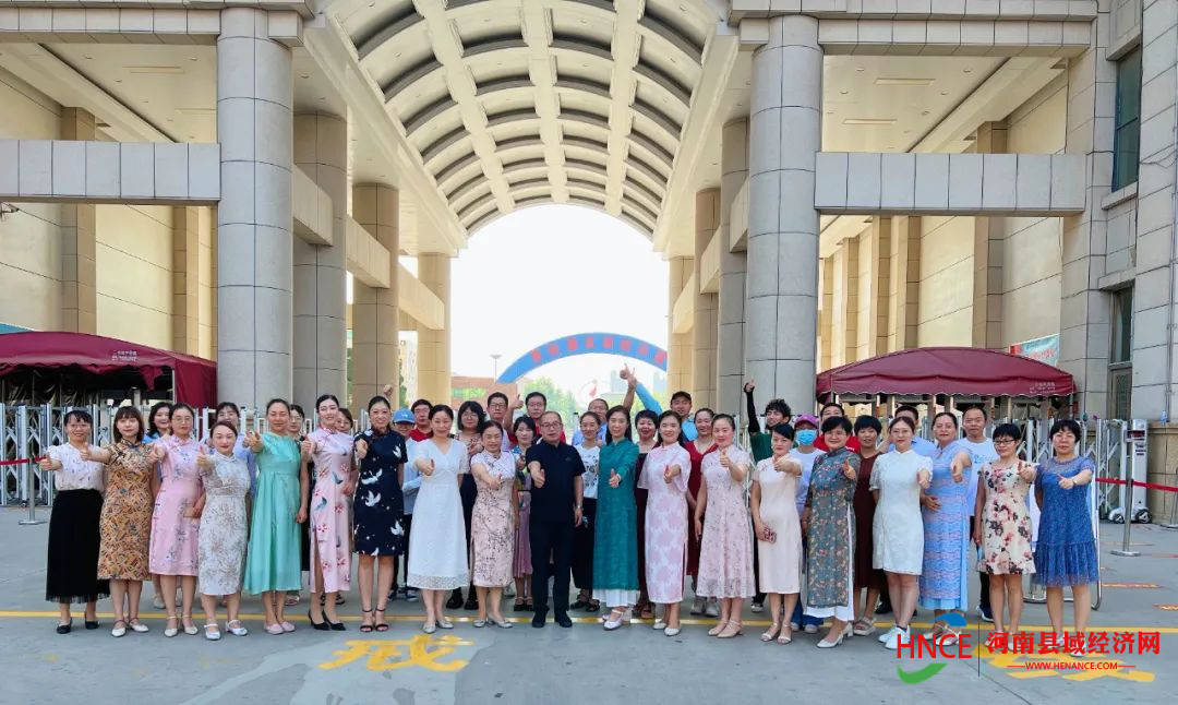 商丘市第一中学教师着旗袍送考祝考生旗开得胜