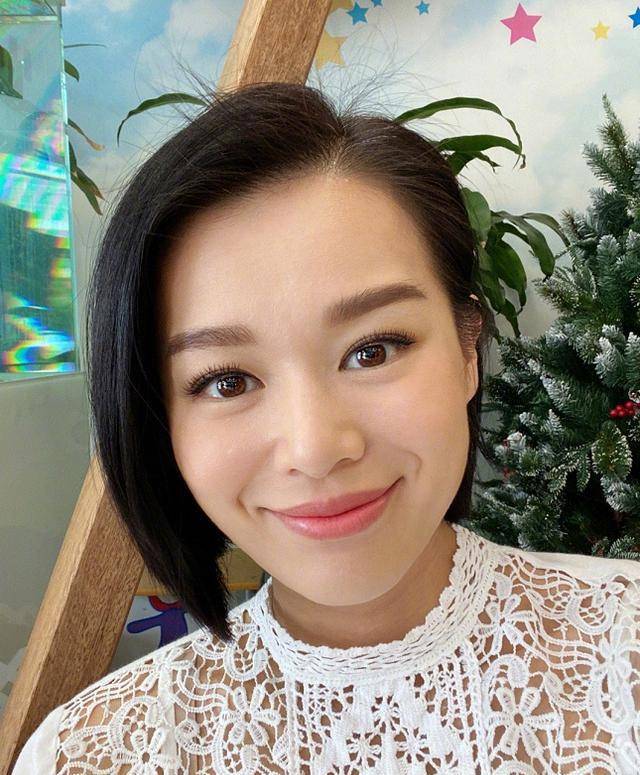 胡杏儿晒"大头照",白色镂空上衣简约精致,看脸也就90斤_气质_时尚