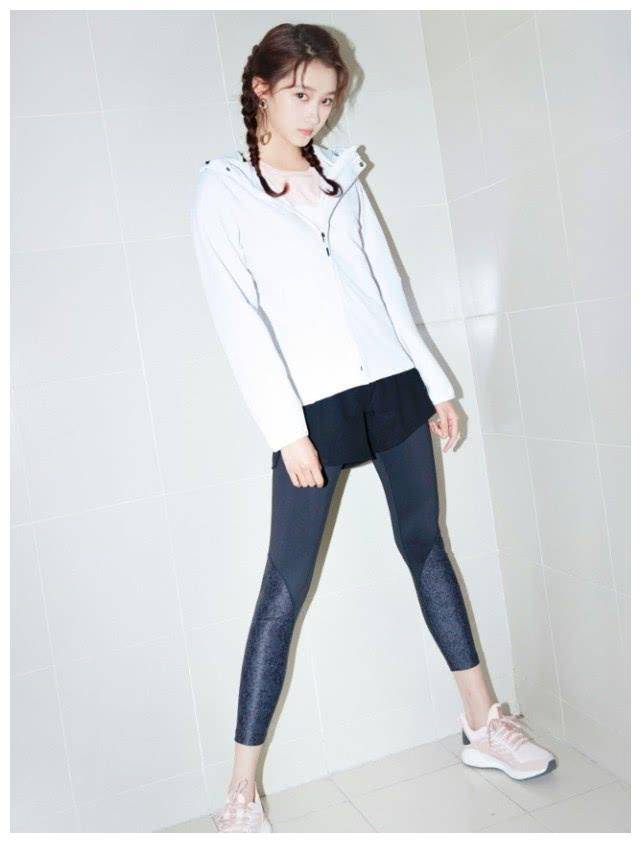 原创论穿健美裤就服关晓彤穿出丝袜既视感光滑到看不出一点皱褶