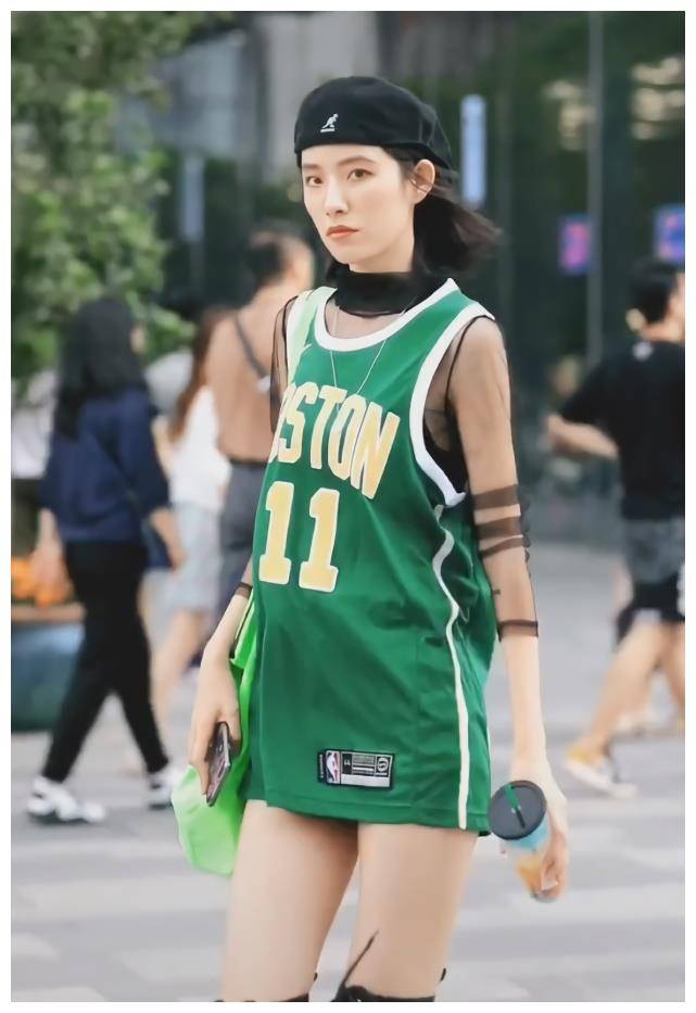 原创潮人间流行一种穿法篮球服过膝桑葚靴穿上时髦有范儿
