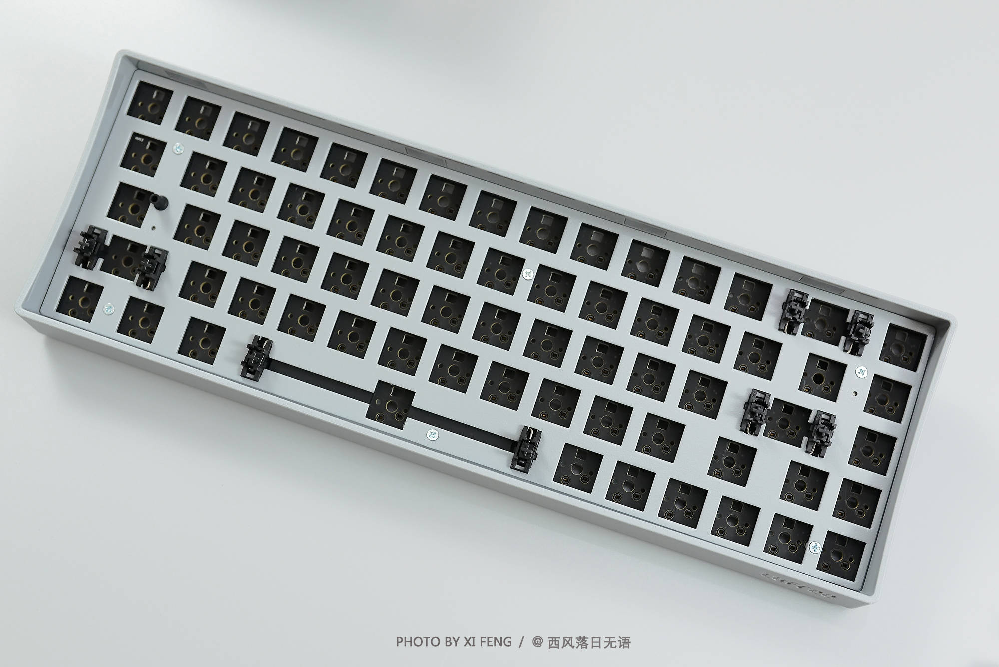 凯华box白轴是非常受键盘烧友热捧的本土轴体,手感对标的是樱桃的青轴