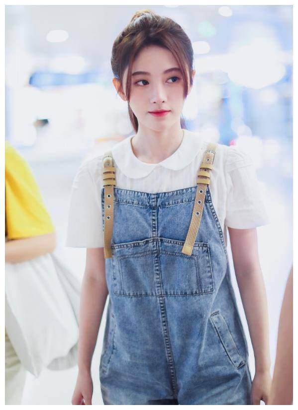 鞠婧祎这身"桃心背带裤"看半身还好,全身矮成150,太虐了!