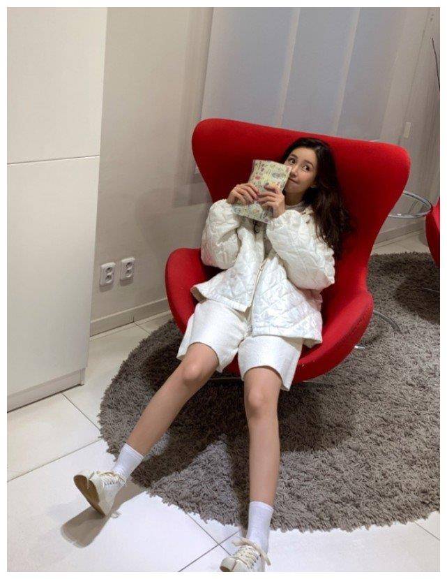 原创难怪陈赫有福气张子萱穿的裙子还没袜子长腿谁见了不爱