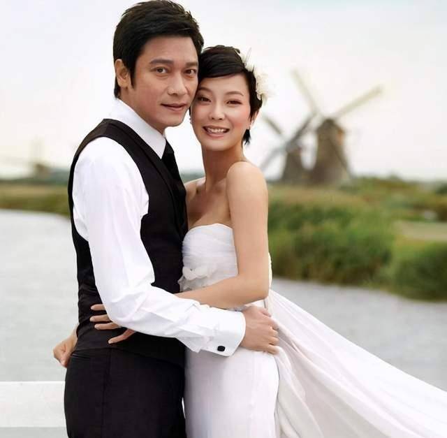 原创罗嘉良回应身形暴瘦曾表示为孩子辛苦值得返回香港也是为儿子