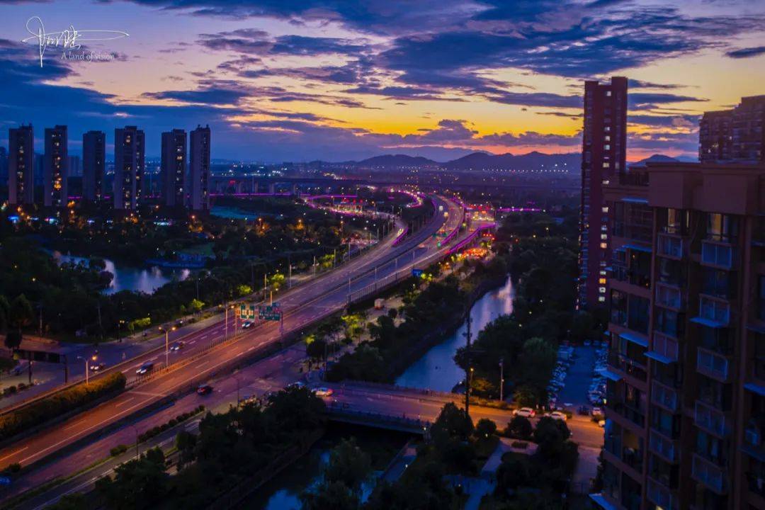 杭州人这几天很幸福，在家就能看到绝美的风景，尤其是傍晚时分