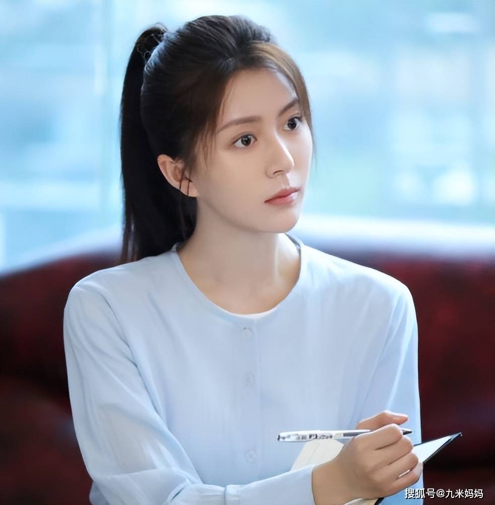 汤敏饰演的女主安然这部剧不仅剧情好看,剧中的三大美女演员更是让人