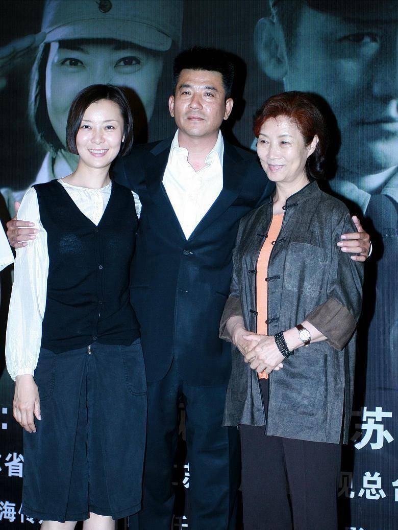 吴越用缎面衬衫扮美,40多岁气质却娇美,和柯蓝同框不像同龄人_女子