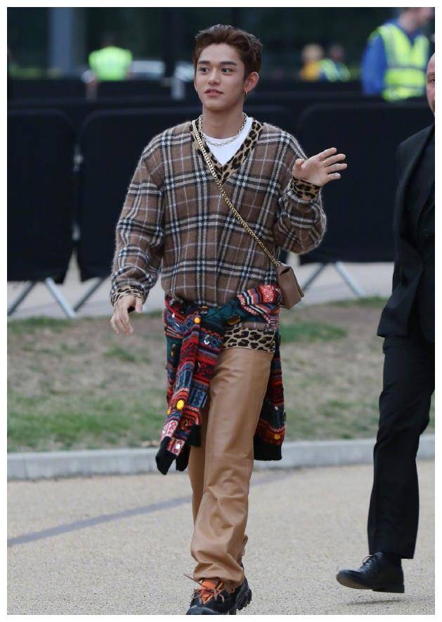 跑男新兄弟黄旭熙第一次看秀指压板当鞋穿意外变190