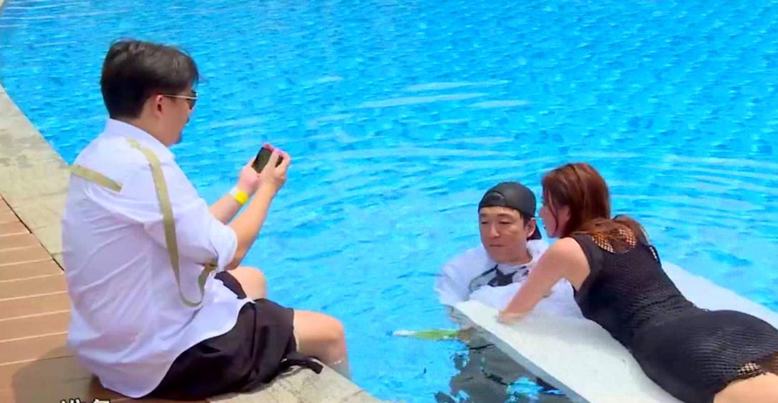 而当时林志玲的衣服却在身材前又镂空设计,这让与他正对面拍摄的黄渤