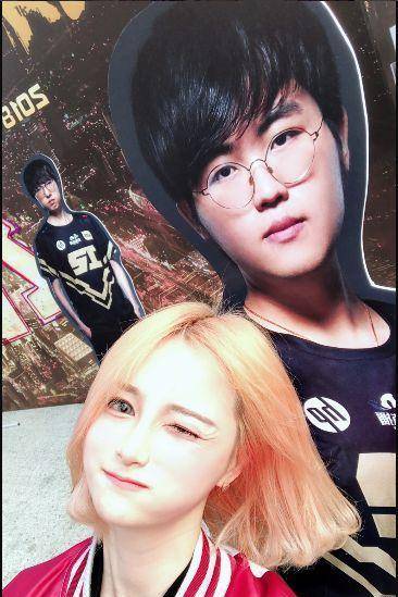 rng姿态女友高调晒腿,网友大赞姿态人生赢家,有女友还有四合院_战队