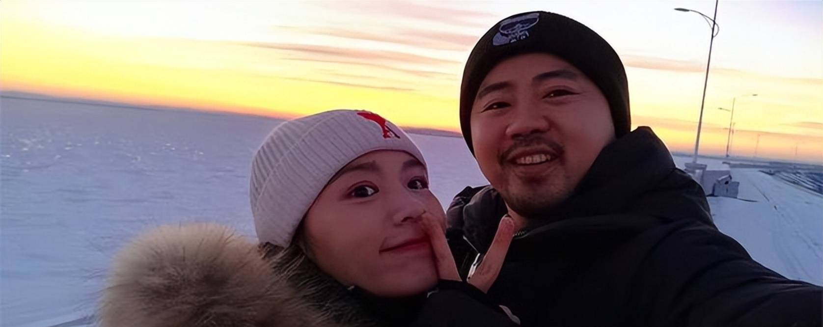 33岁黄英晒落日美照与老公甜蜜互动两个孩子的妈依然年轻美丽
