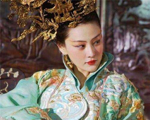 皇帝诵经敲得睡着了,13岁侍女偷偷笑出了声,从此她的命运被改变_高洋