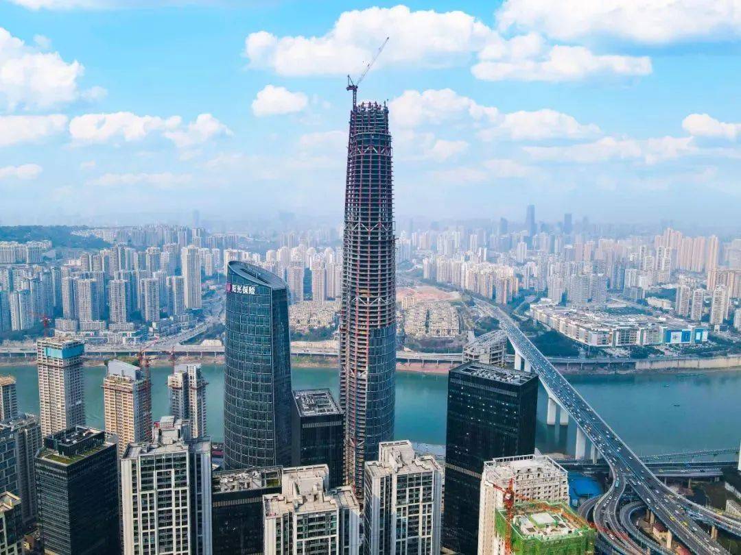 高458米!重庆在建第一高楼——重庆陆海国际中心主塔楼封顶