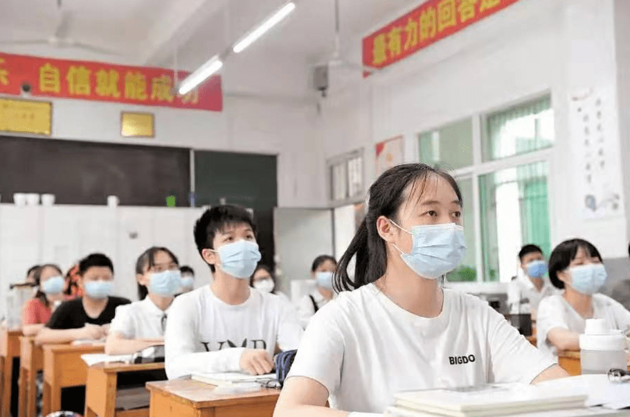 四川高考成绩排行_一分一段!四川2022高考成绩排名出炉,630分以上考生高达8334人