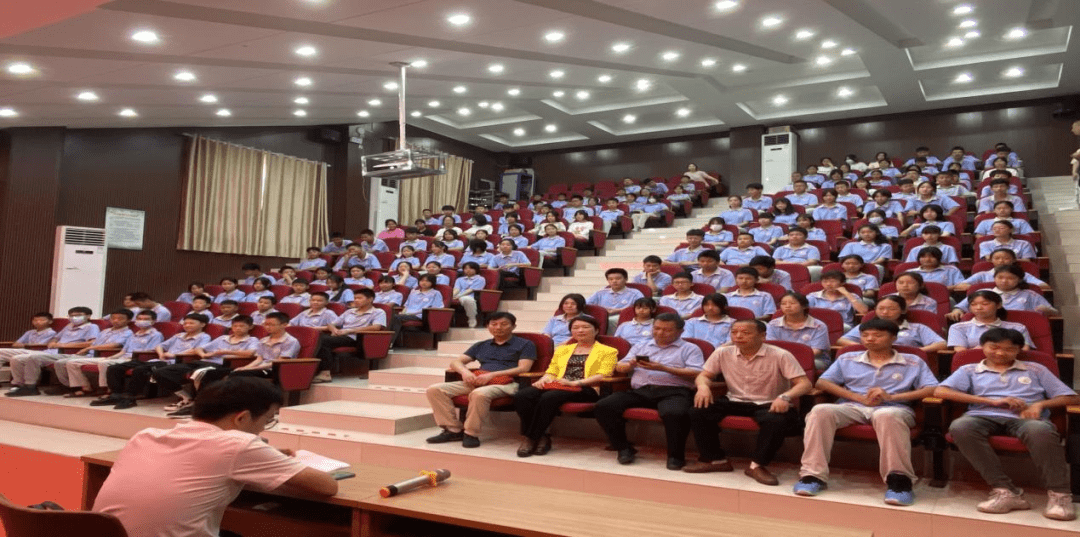 信阳市法宣局送法走进南湾中学