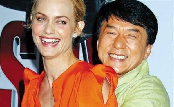 瓦莱塔面对成龙的抱抱也有点不知所措,或许觉得是一个来自异国人的