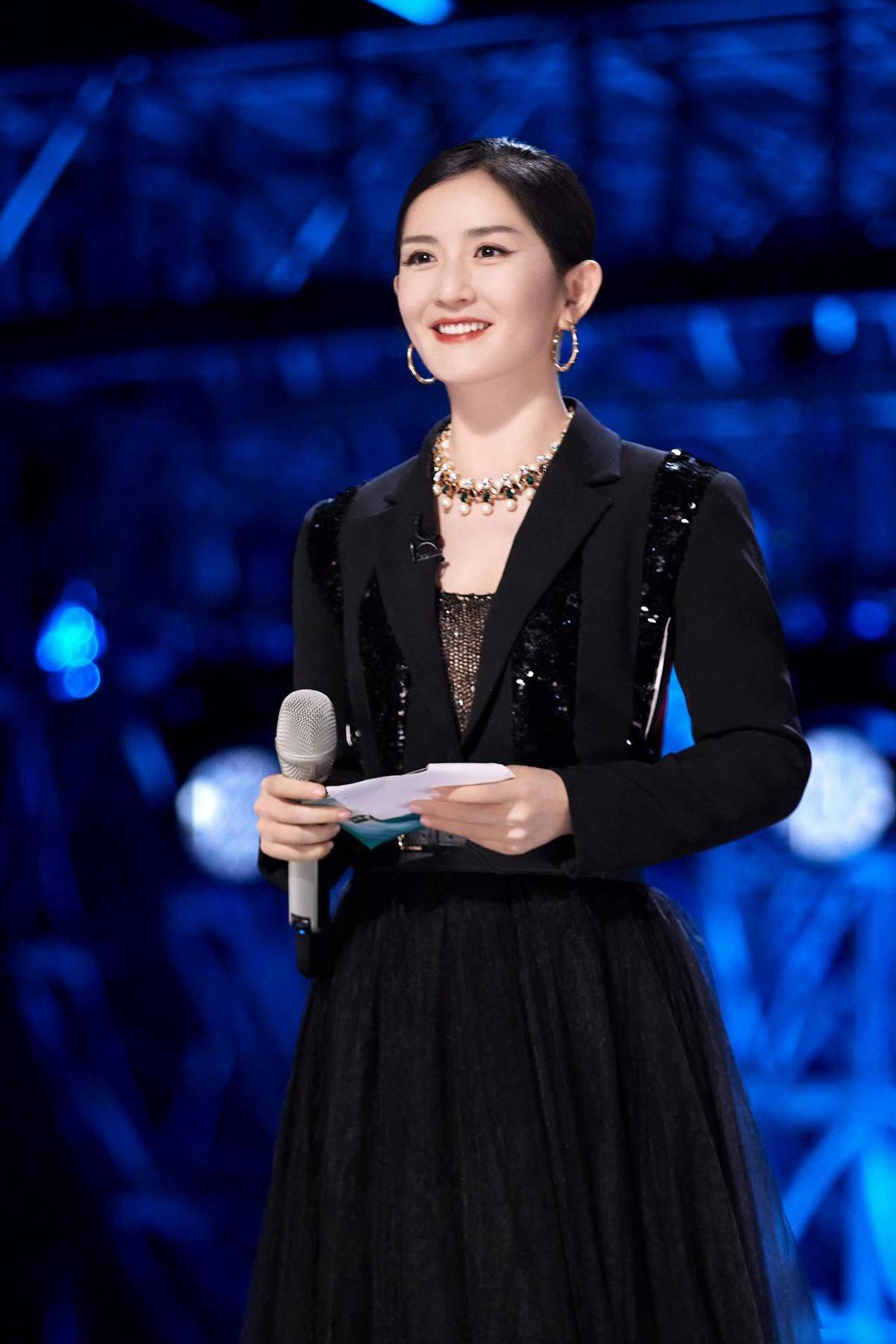 原创谢娜扎马尾画浓妆主持穿黑色连衣裙又帅又美钻石配饰格外抢眼