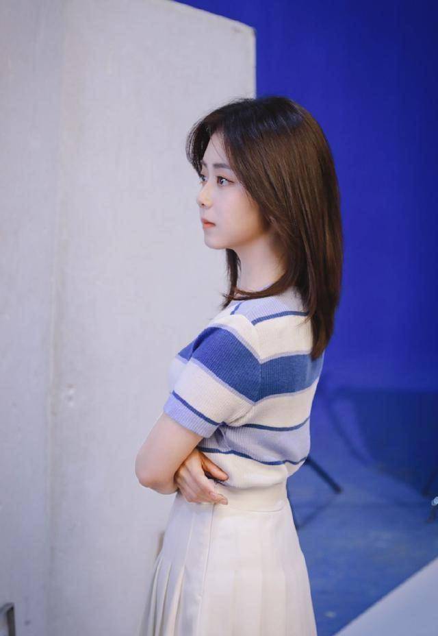 谭松韵蓝白色调穿搭完美侧颜,妆容干净气质清新甜美