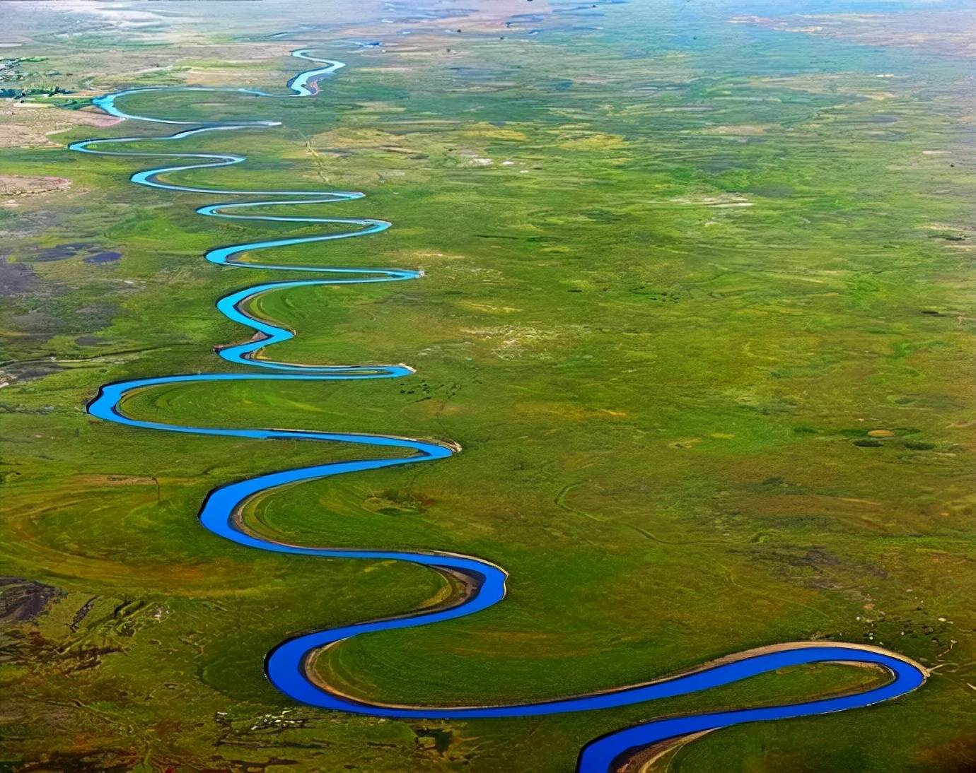 长江也是一样,蜿蜒曲折,特别是四川至湖北都几乎也是九曲十八弯