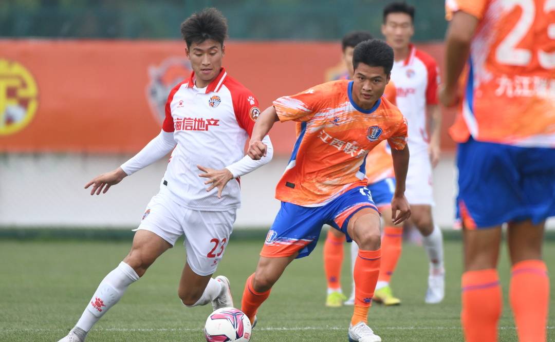 6月21日,青岛海牛队的胡明(中)选手和江西省北大门队的苏完(阿布瑞梅