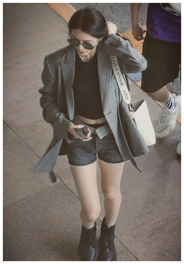 傅菁的漫画腿真不是p的,从楼上俯拍腿都这么长,你不服都不行!