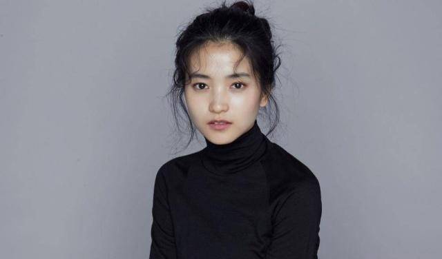 金泰璃的脸很小,五官也比较紧凑,演丫鬟时可以收敛全身气质不起眼,演