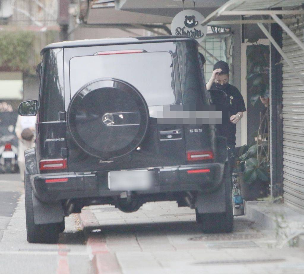 原创房祖名为违规停车公开道歉经纪人证其演艺事业停滞将专注卖酒