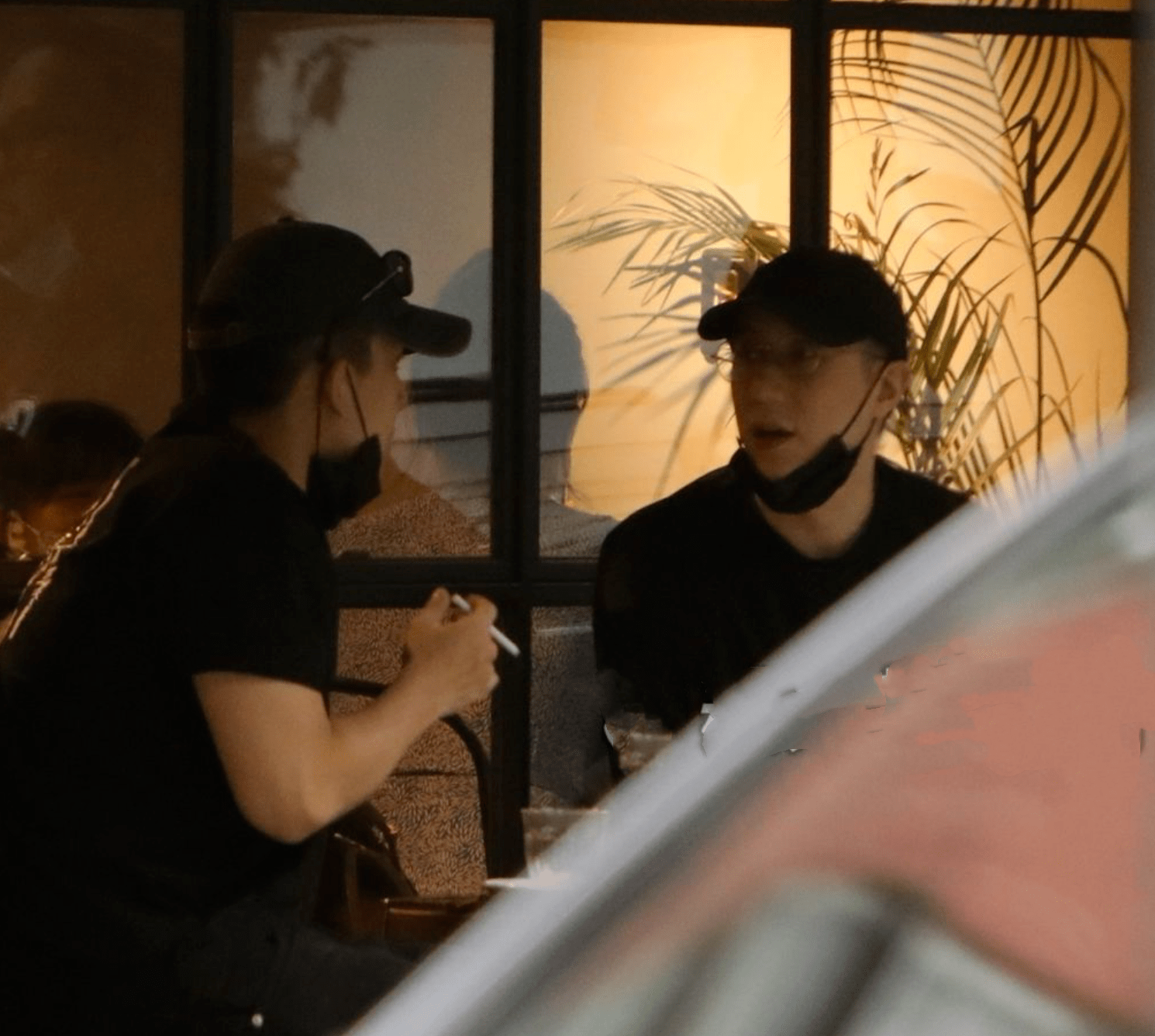 39岁房祖名罕见露脸与友人聊天,专注经商卖酒