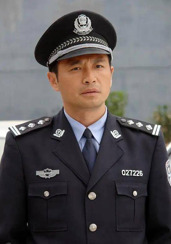 同样穿"警服",把陈晓吴京和张译等男星放在一起看,差别出来了_张嘉怡