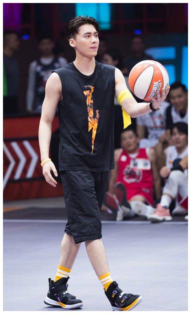 李易峰对长袜情有独钟,穿五分裤就爱搭三分袜,但真的好显腿短!