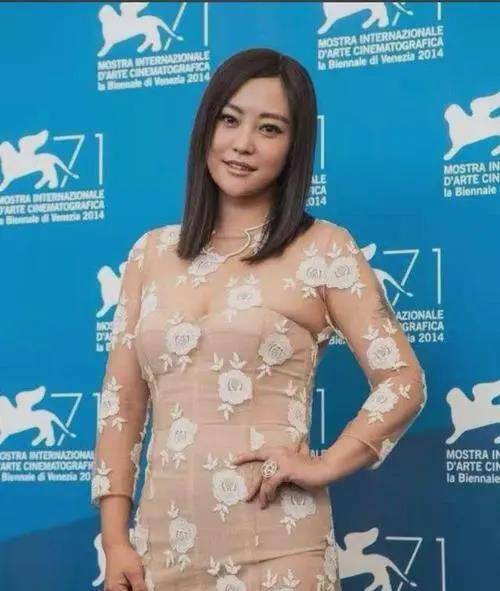 郝蕾确实时尚,穿紧身时尚裙勒出副乳也兜不住女人味,真迷人_身材_曲线