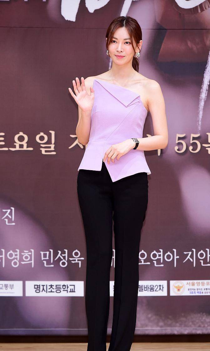 原创金素妍符合韩式审美40岁肌肤水美光滑穿一字肩身材真好