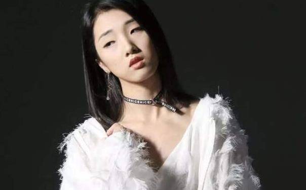 就在前几日,前火箭少女101队长yamy(原名 郭颖)在微博曝光其经纪公司