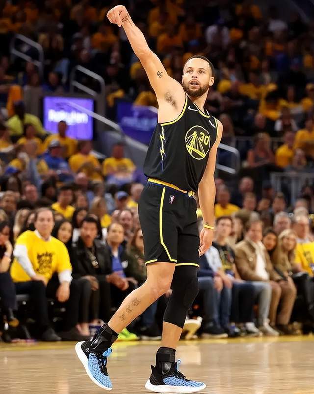 原创说好几周不投篮呢库里在游乐场三分仅12中5嘴硬称篮筐有问题