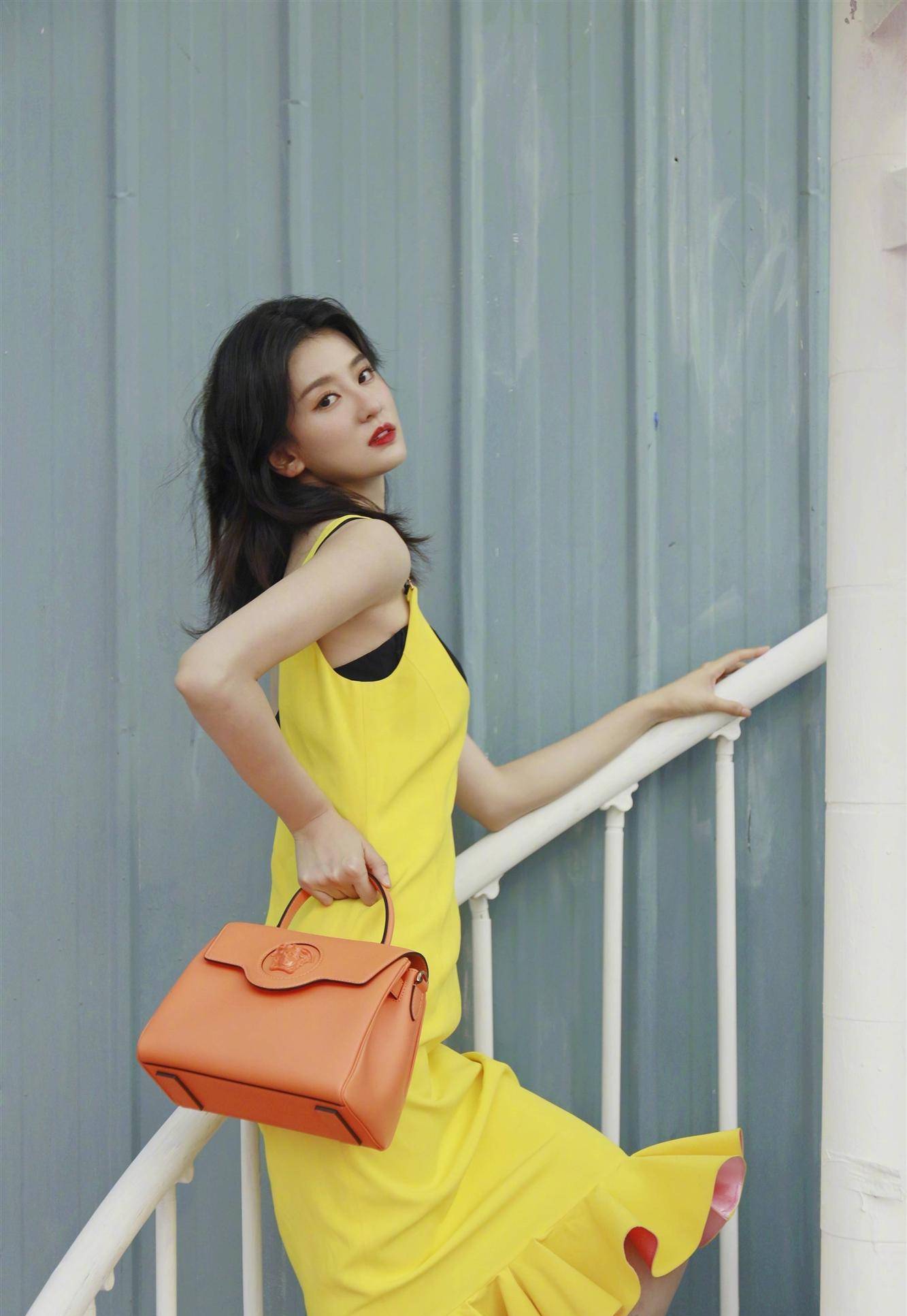 原创乔欣衣服外穿清纯又时尚穿黄色美人鱼裙简直太撩人