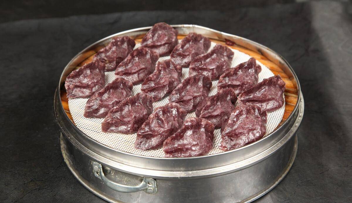 高粱面饺子七,墨鱼汁饺子墨鱼汁饺子是一种非常有特色的饺子.