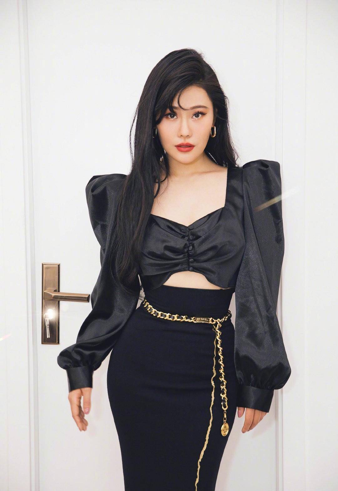 袁娅维的花瓶身材美绝了抹身材礼服中间开条缝时尚迷人