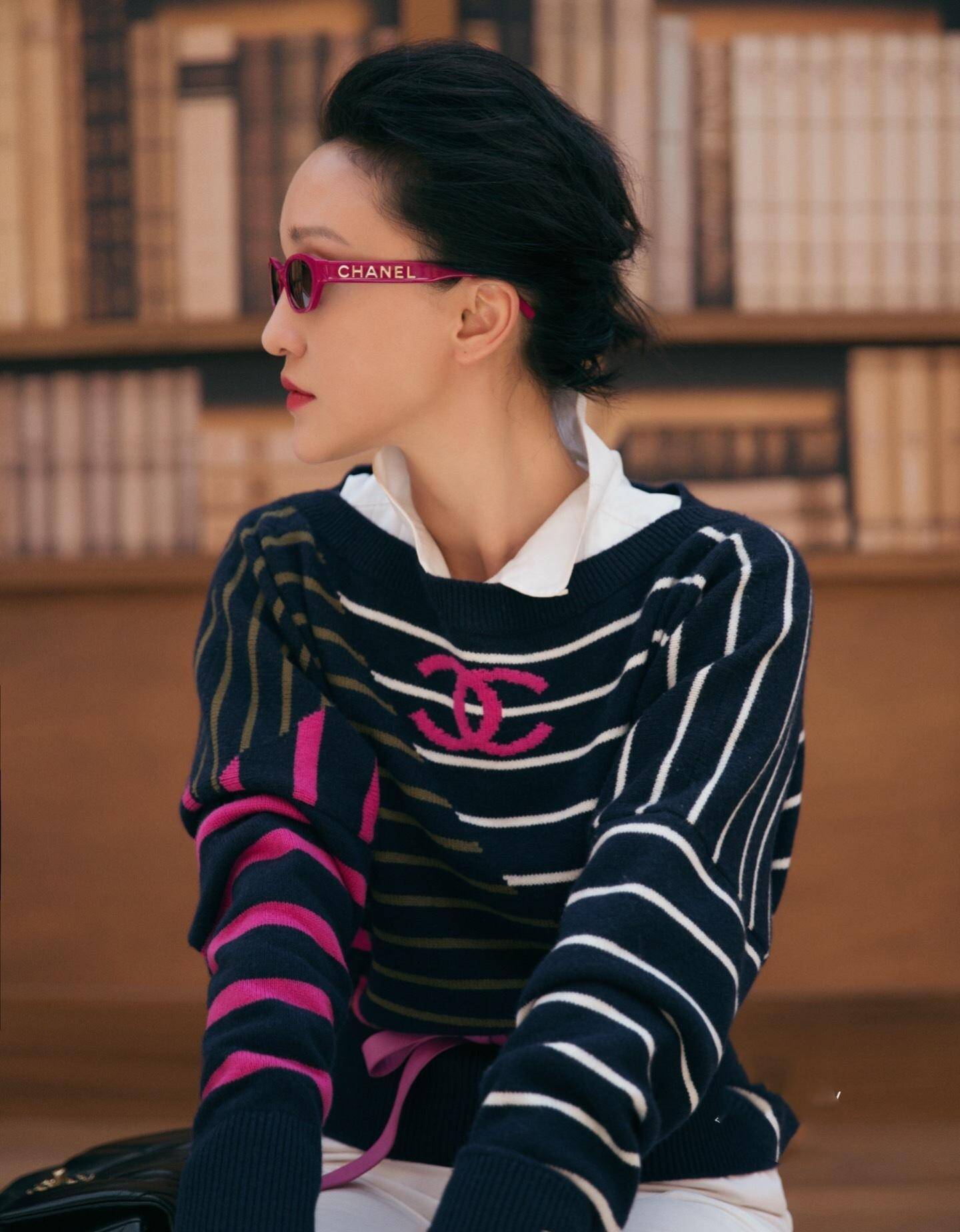 44岁周迅灵动气质名不虚传一身香奈儿美成画报背头短发太俏皮