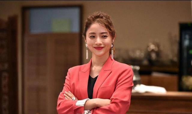 剧中服装和配饰依旧抢眼,但是石原里美本身也很精致.