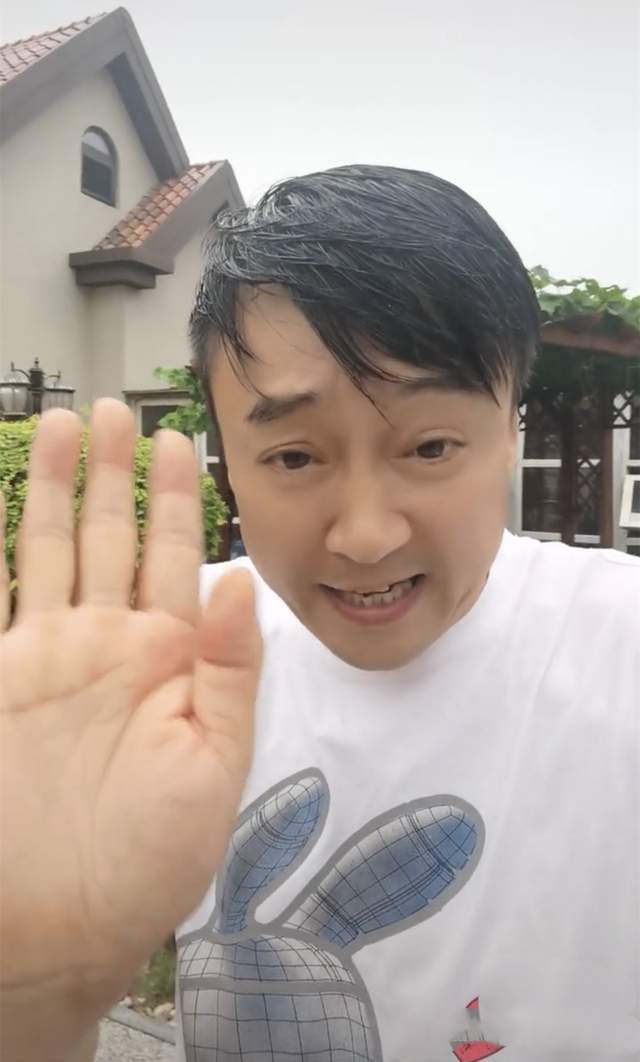 原创赵本山徒弟张小伟晒三层别墅拥有近两百平庭院犹如市区小花园