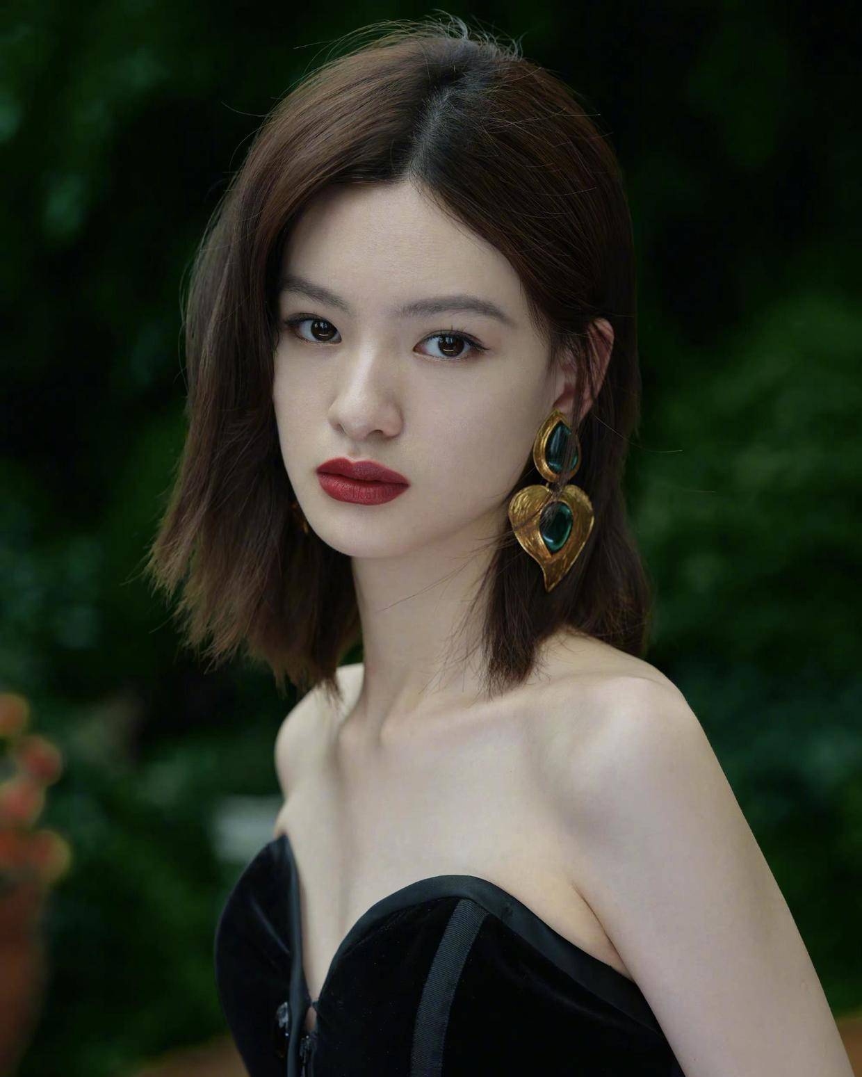 邱天22岁就这么美穿黑色与玫红色拼接抹身材复古花苞裙高级时髦
