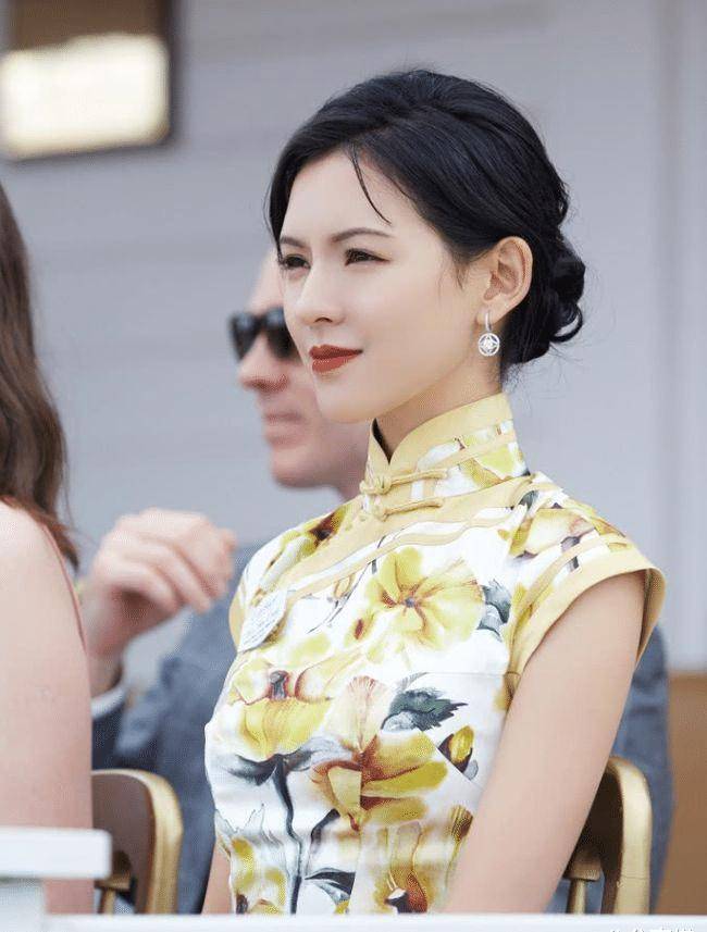 原创又被张予曦美到了一袭黄色印花旗袍温婉端庄尽显东方古典美