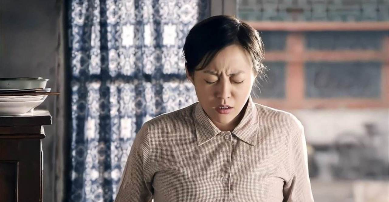 而在《情满四合院》中,郝蕾变成了一个胖胖的身影,拖着孩子,一个辛苦