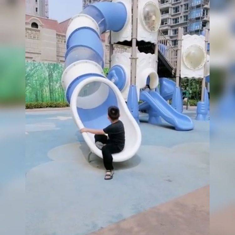 哥哥怕妹妹玩滑梯摔倒,提前下来给妹妹当"人肉垫子",也太暖了_孩子