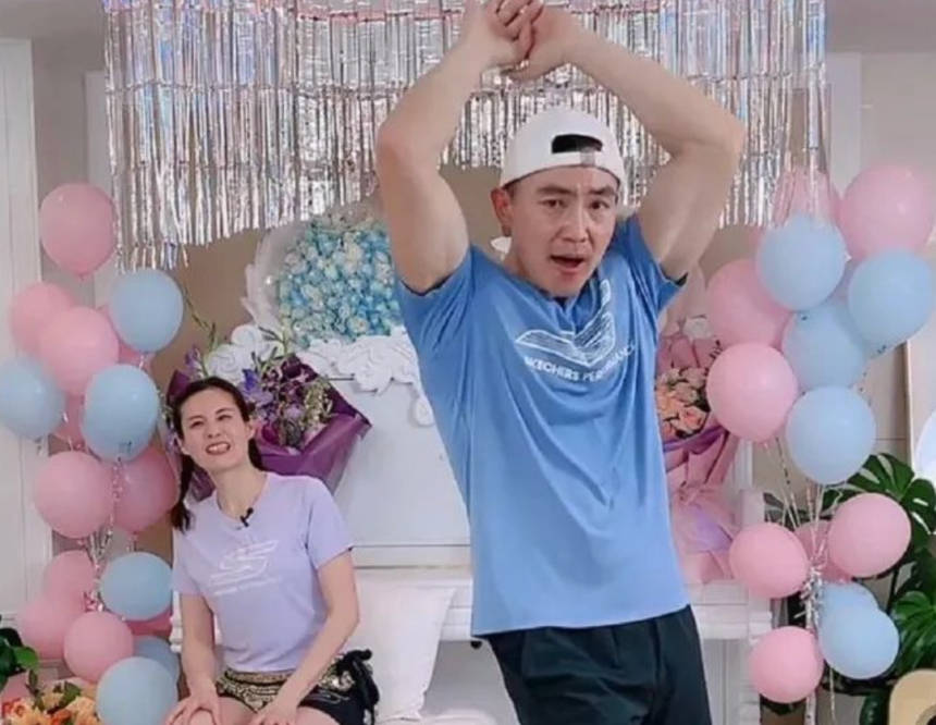 刘畊宏旁边的王维维万飞累得顾不上表情,脸上写满了"我真的需要这个