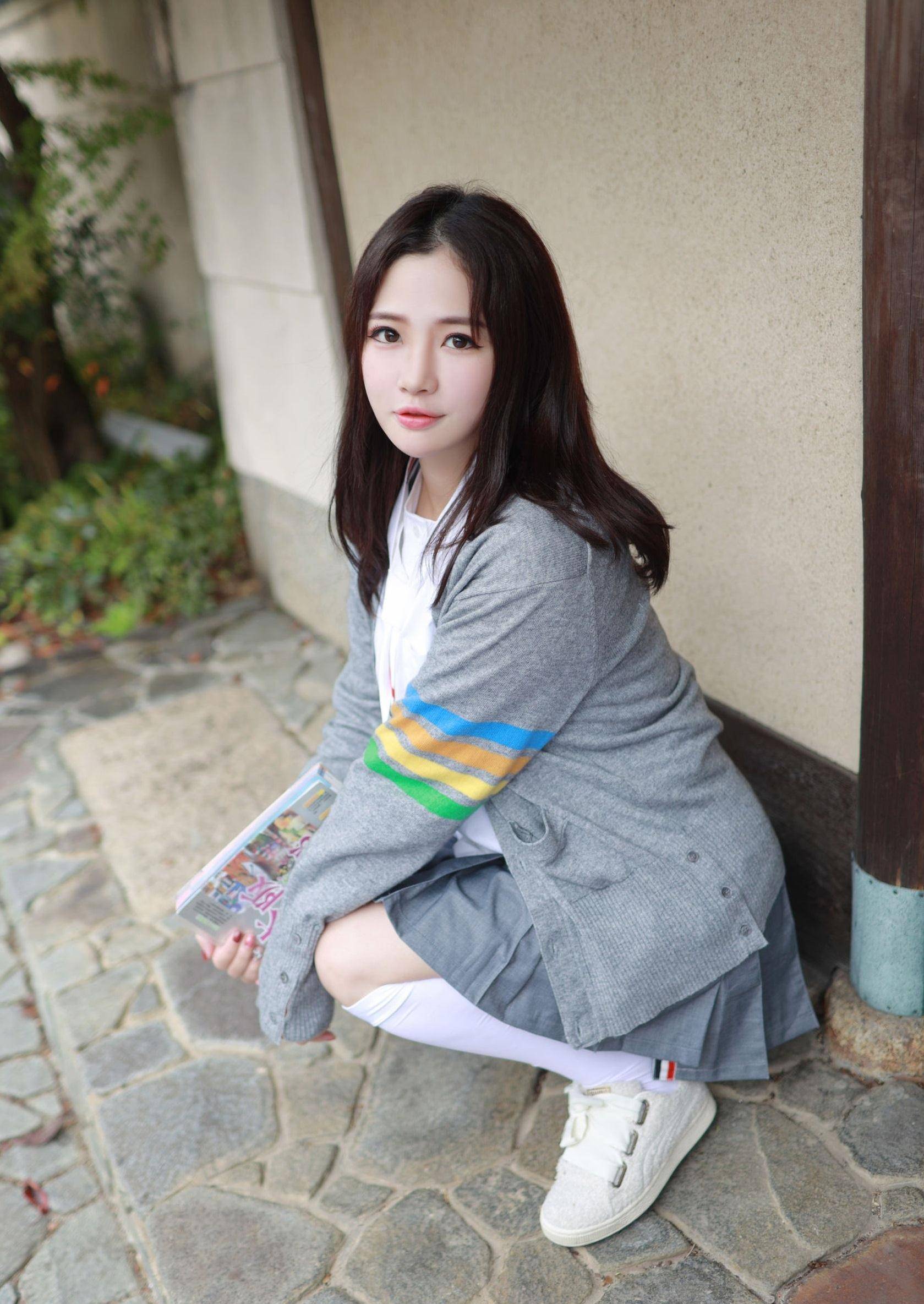 原创美女的这套裙子打扮凸显了青春暗示了时尚