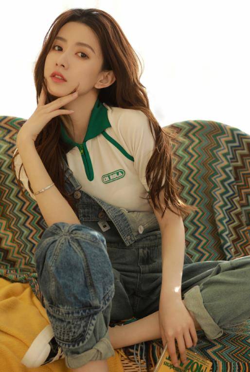 原创向佐最美前任王秋紫穿衣大胆背心裹报纸好身材不比郭美女