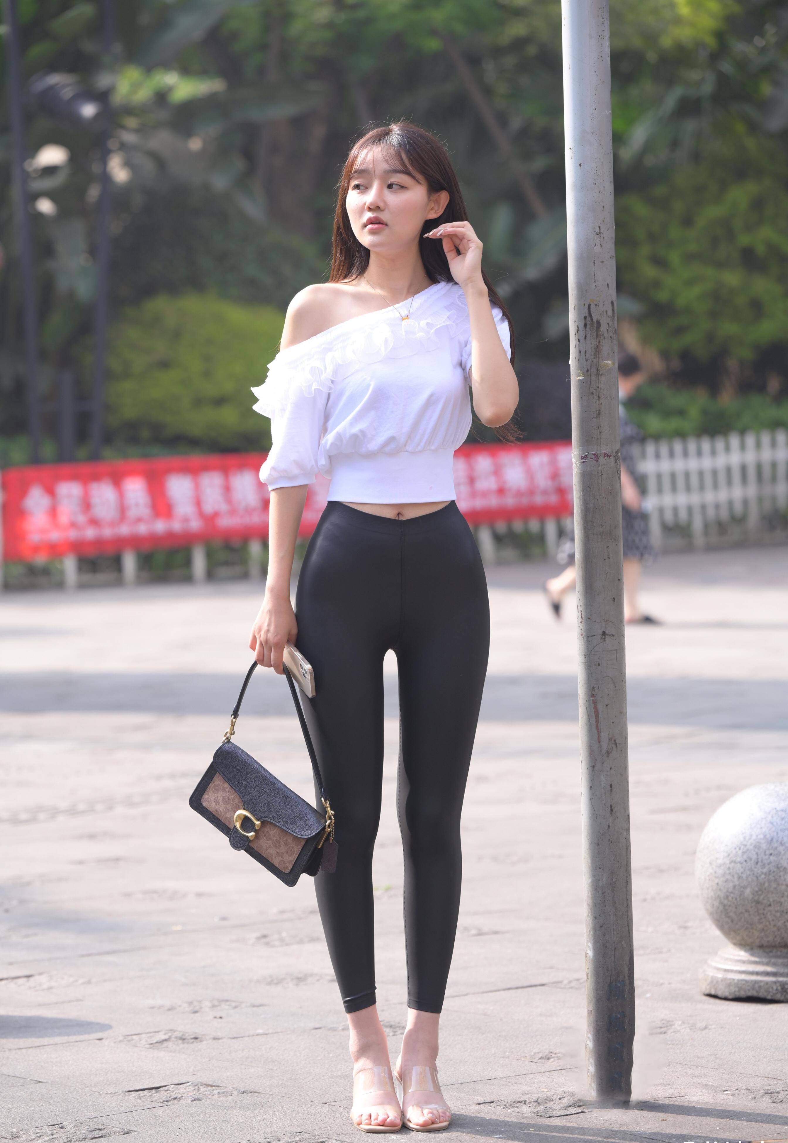 原创青春甜美的女生穿皮裤或许不像成时尚女人那么时尚但一样很迷人